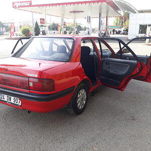 Mazda 323 arka sağ kapılar açık