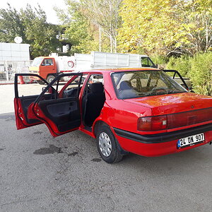 Mazda 323 arka sol kapılar açık