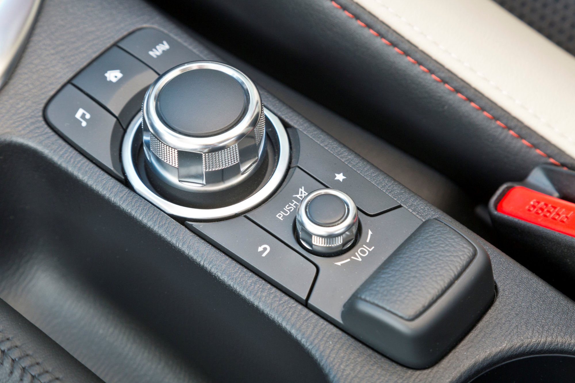 mazda 2 dj detail (1).jpg