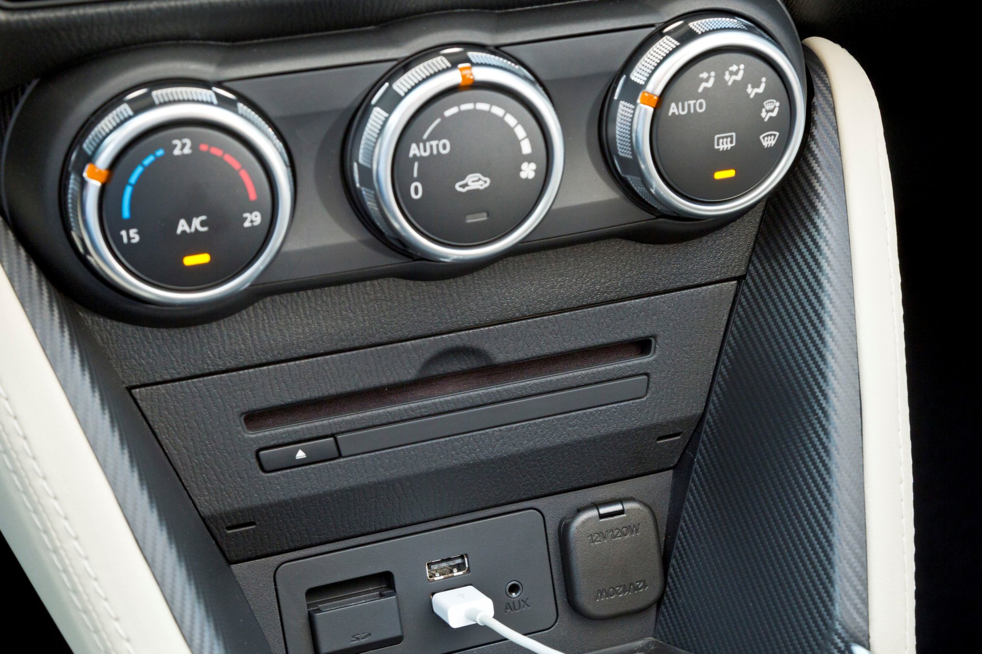 mazda 2 dj detail (2).jpg