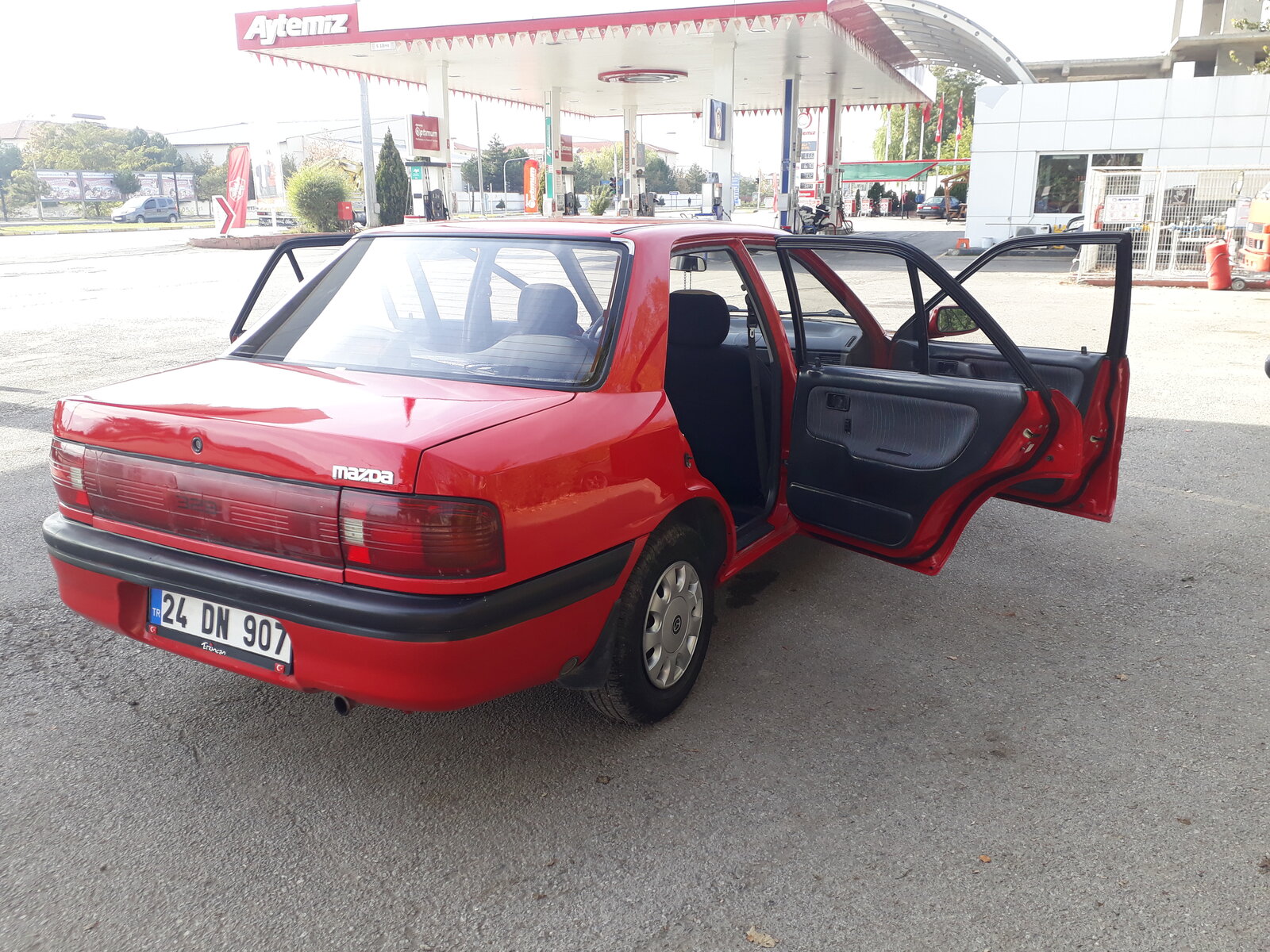 Mazda 323 arka sağ kapılar açık
