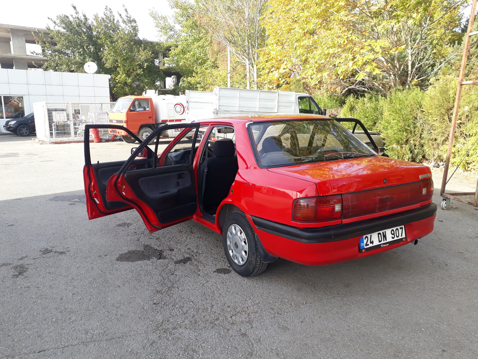 Mazda 323 arka sol kapılar açık