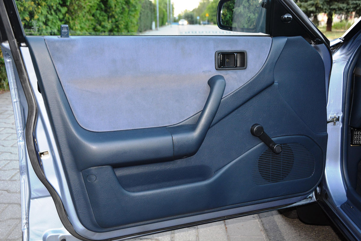 mazda 323f interior (25).jpg