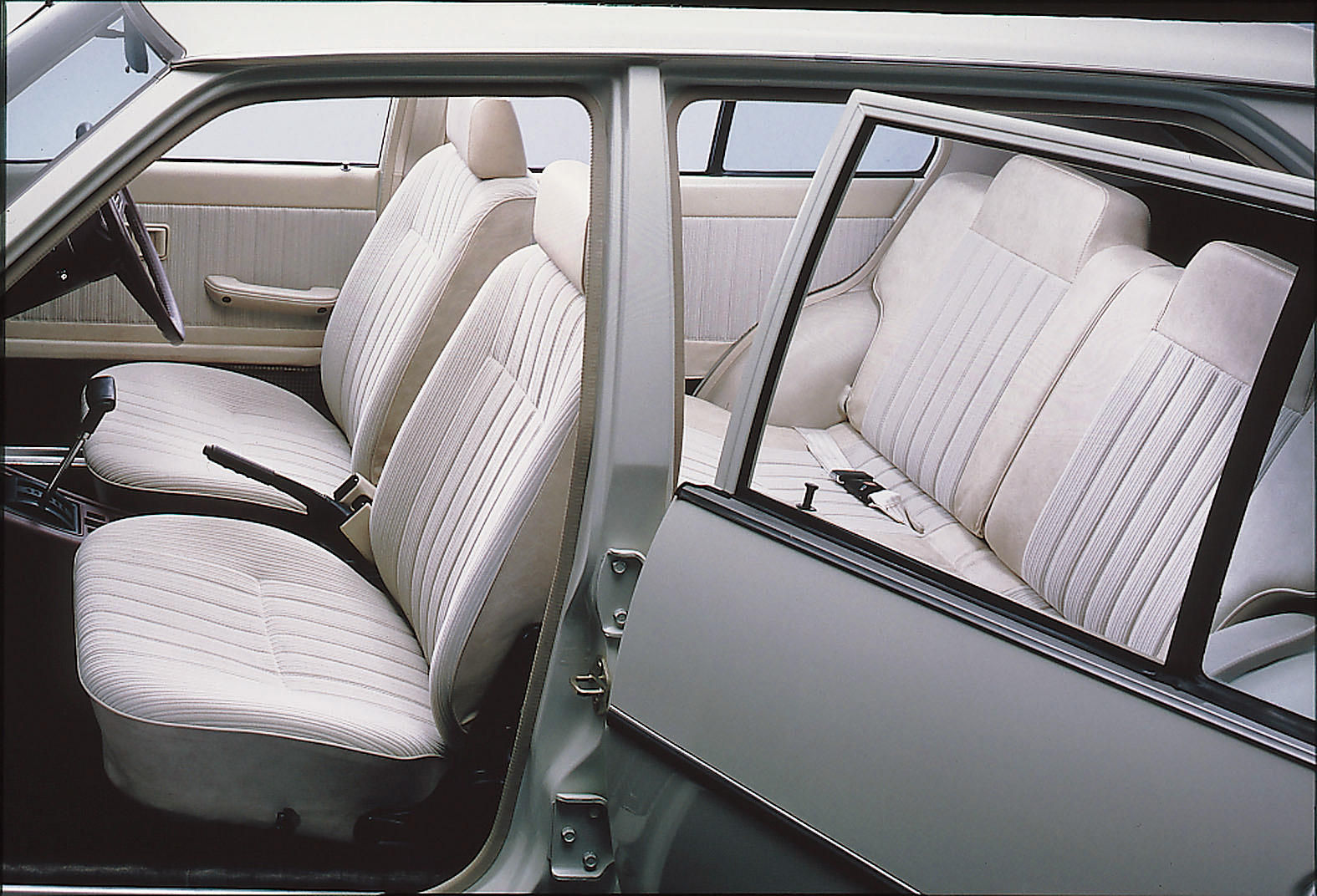 mazda familia fa4 interior  (17).jpg